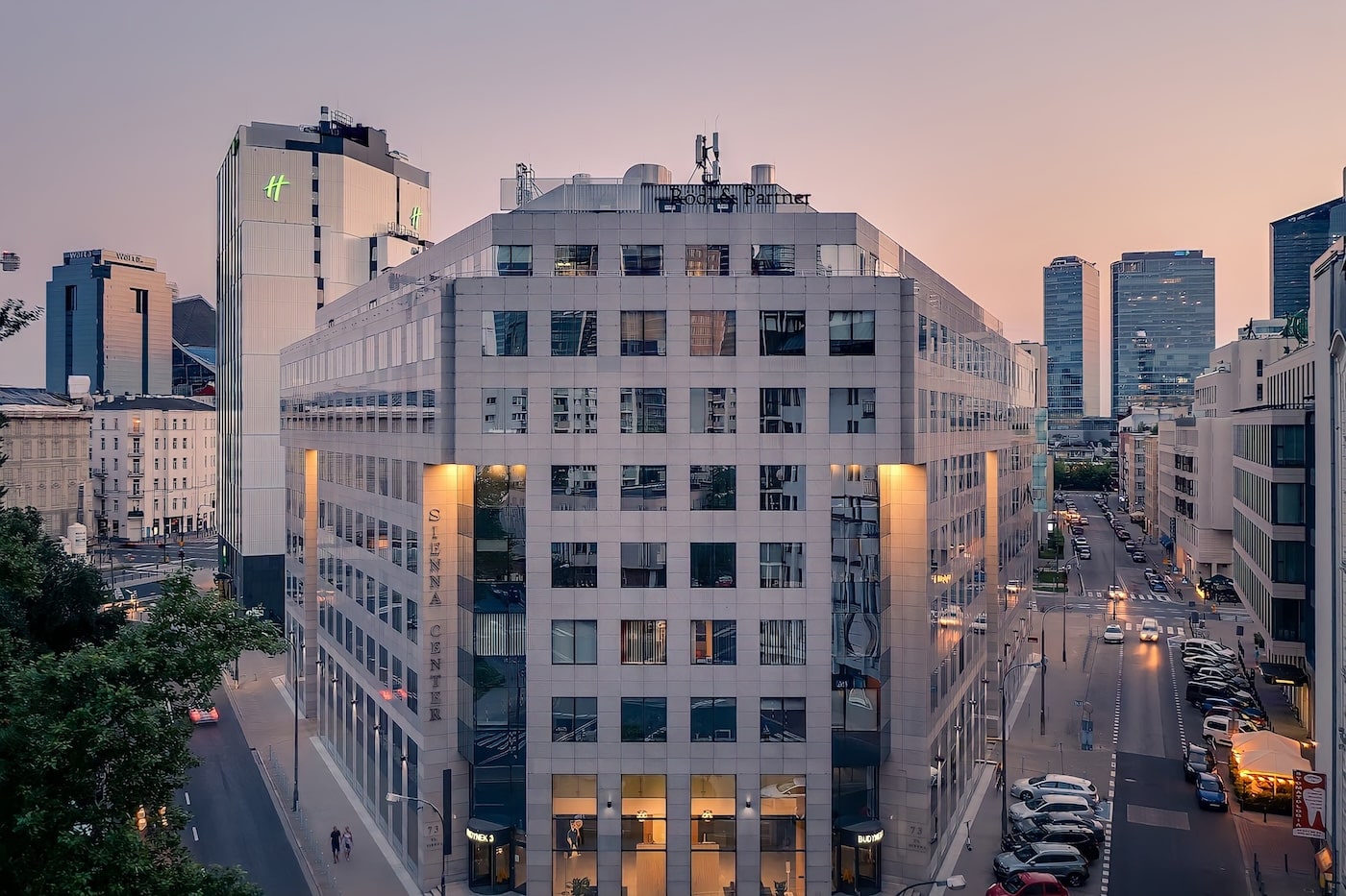 Cluster Offices Sienna Center Warszawa — fasada budynku, ul. Sienna 75