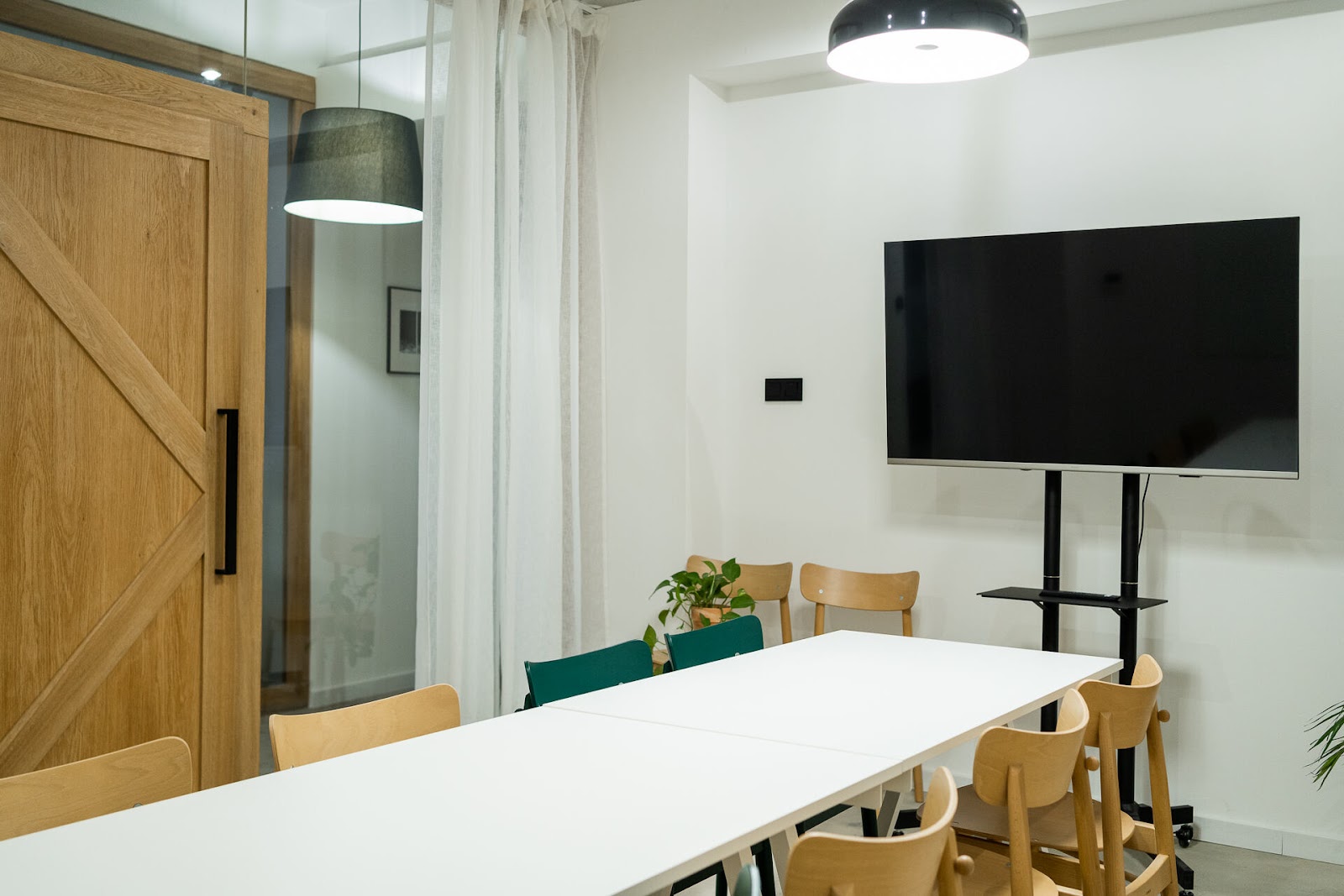 Coworking czy biuro serwisowane? Co wybrać