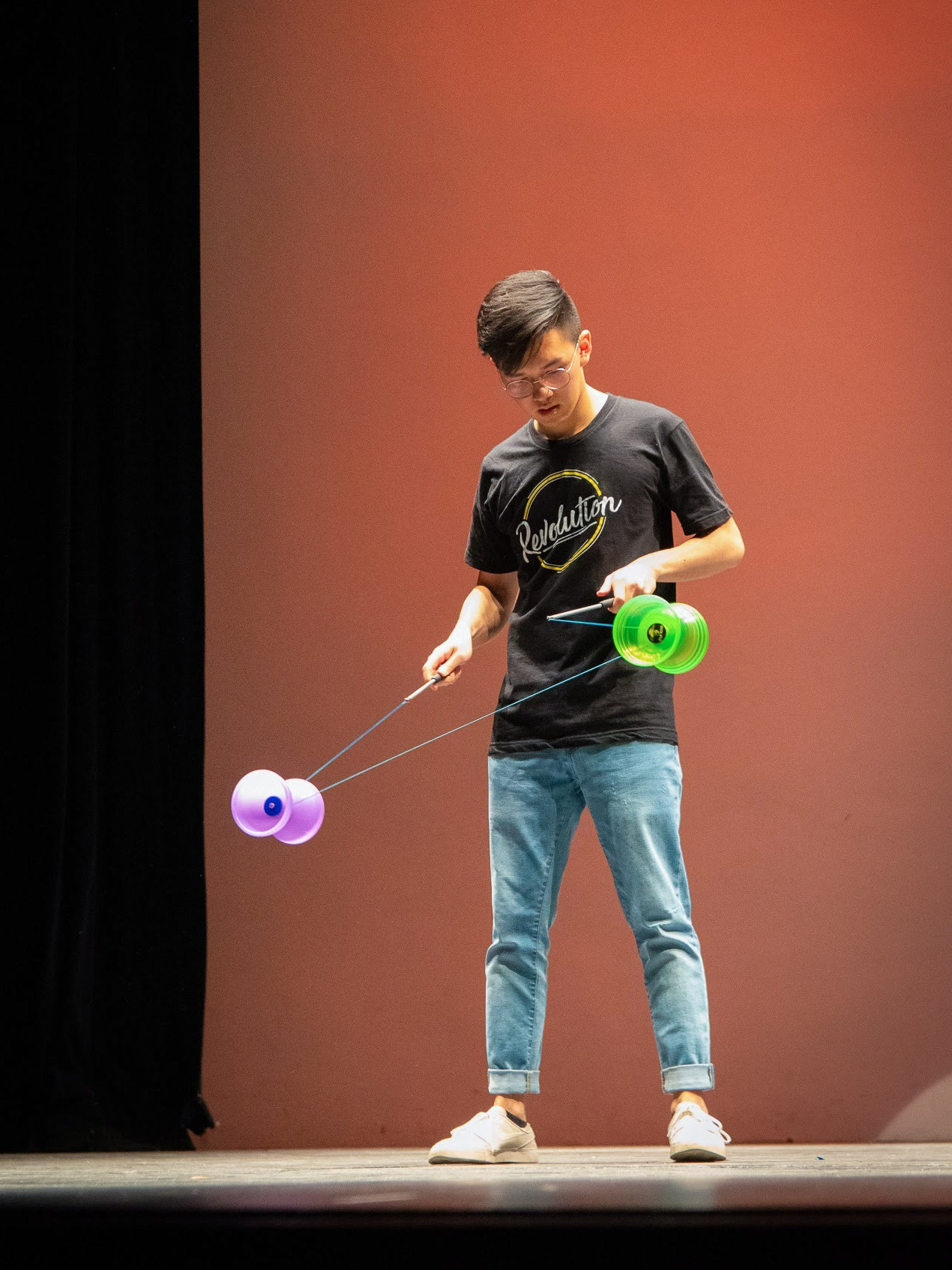 Kevin Chen juggling 2 yoyos