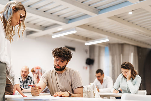 rwachsene in einem Kurs, den sie mit dem edoobox online Buchungssystem gebucht haben. 