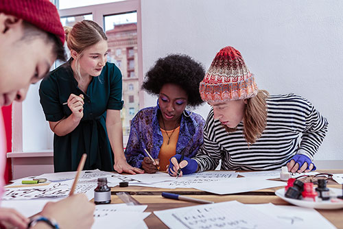 Erwachsene in einem Kunst-Kurs, den sie mit dem edoobox online Buchungssystem gebucht haben. 