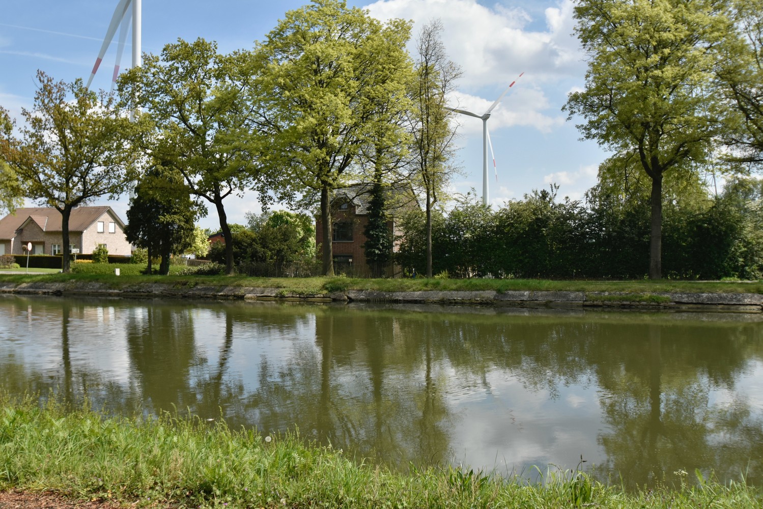 Grotendeels gemoderniseerde woning op een riant perceel gelegen aan de Zuid-Willemsvaart te Maasmechelen