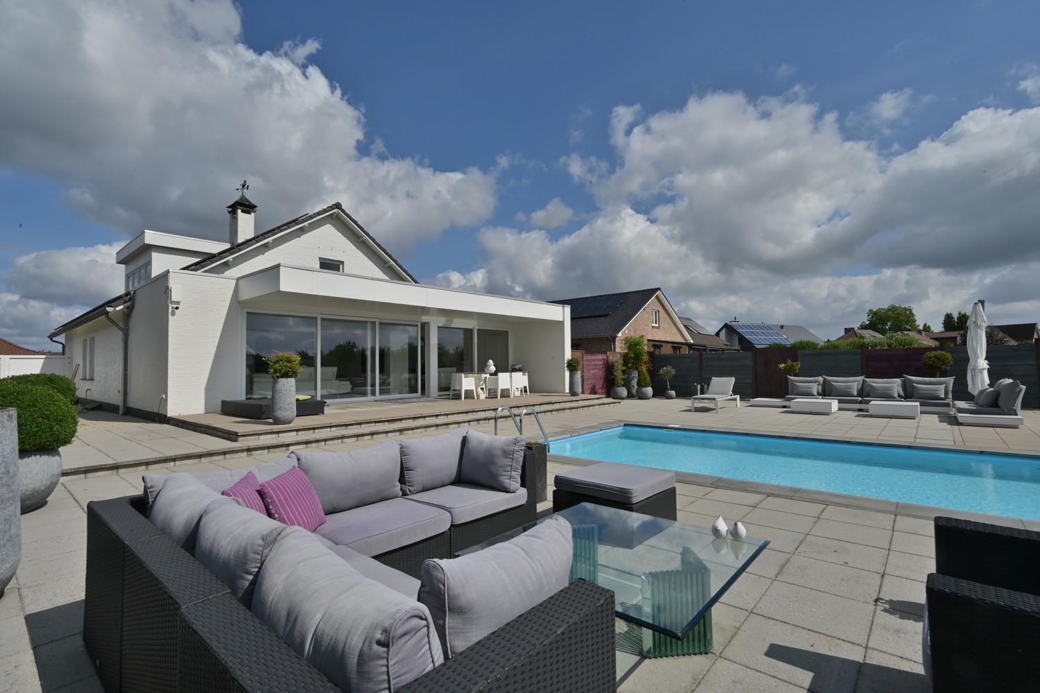 Ruime woning met zwembad en royaal poolhouse, op rustige locatie in Rekem, direct grenzend aan velden