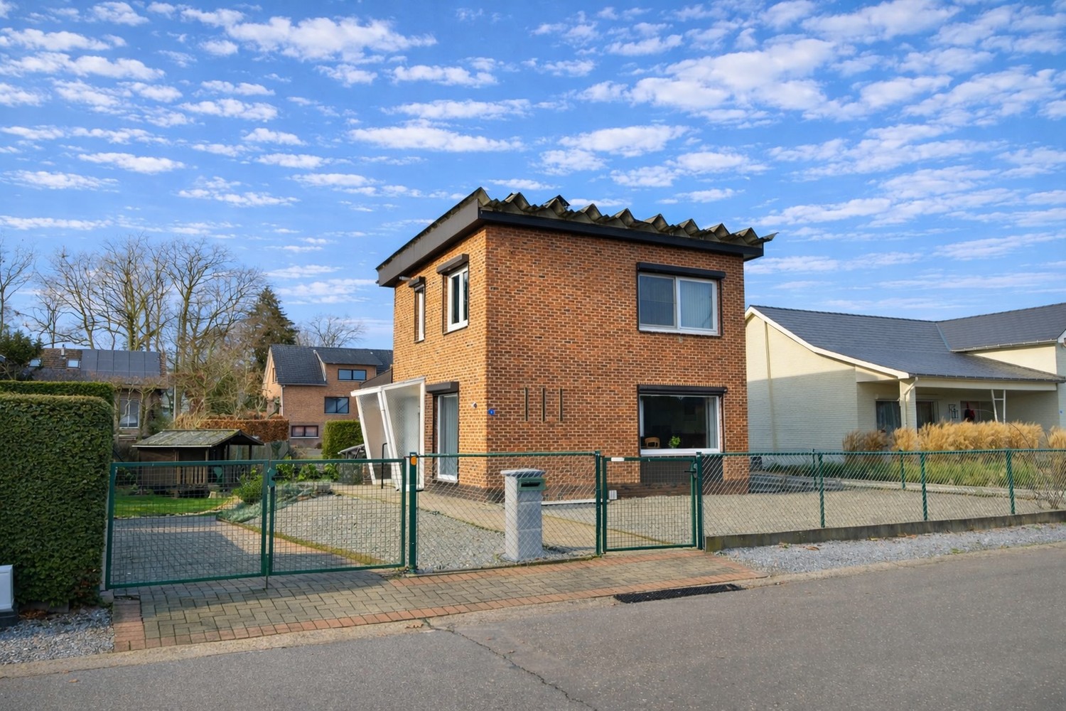 Te renoveren woning met uitzonderlijk potentieel op toplocatie in Neerharen