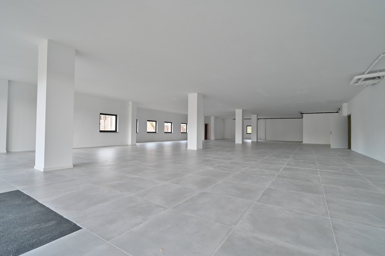 Unieke kans op topligging in Hasselt – Laatste 2 gelijkvloerse commerciële ruimtes te koop (vanaf 295 m²)