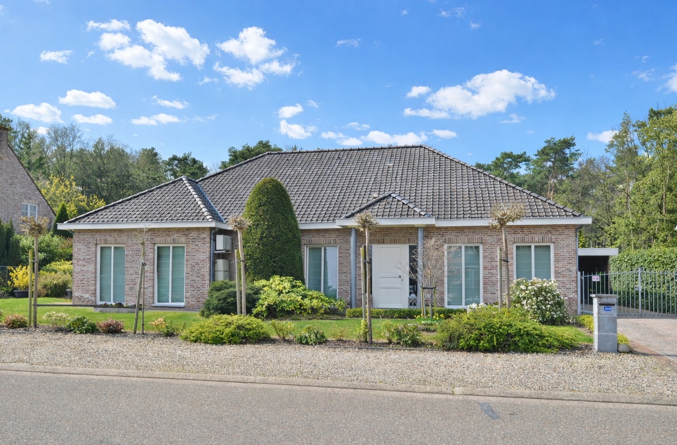 Exclusieve, compleet ingerichte bungalow op unieke bosrijke ligging, met prachtig overdekt terras en ruime kelder