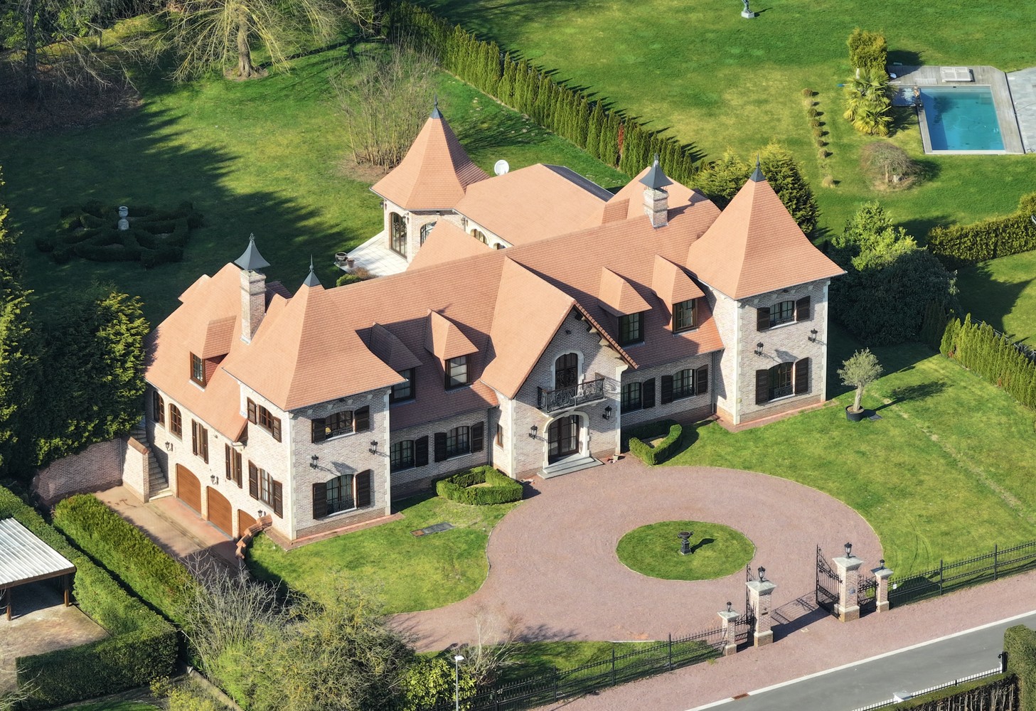 Magnifieke kasteelvilla met binnenzwembad, uniek gelegen in villawijk “Goudkust”, omringd door natuur, rust en optimale privacy