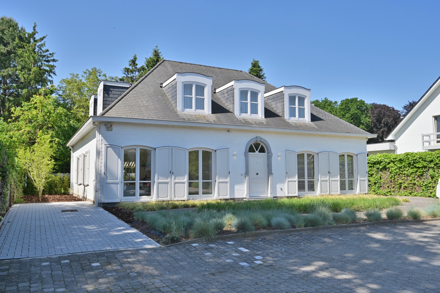 Exclusieve, gerenoveerde villa op toplocatie in residentieel Neerharen