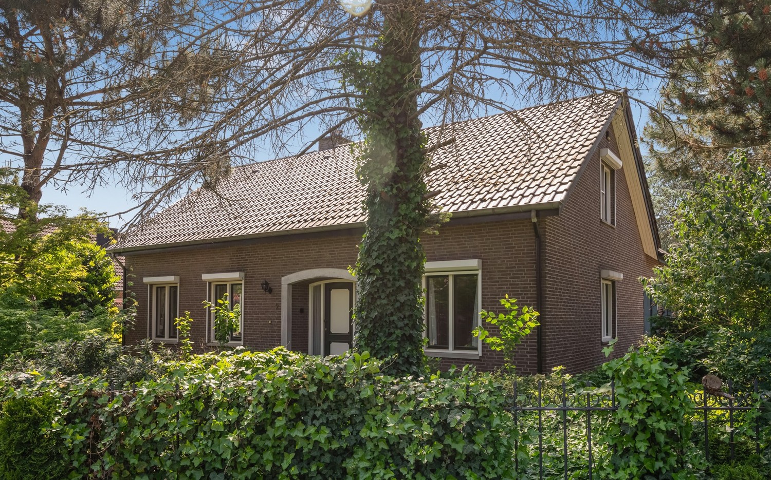 Charmante en ruime gezinswoning met 4 slaapkamers, dubbele garage en zonnige tuin in Neerharen