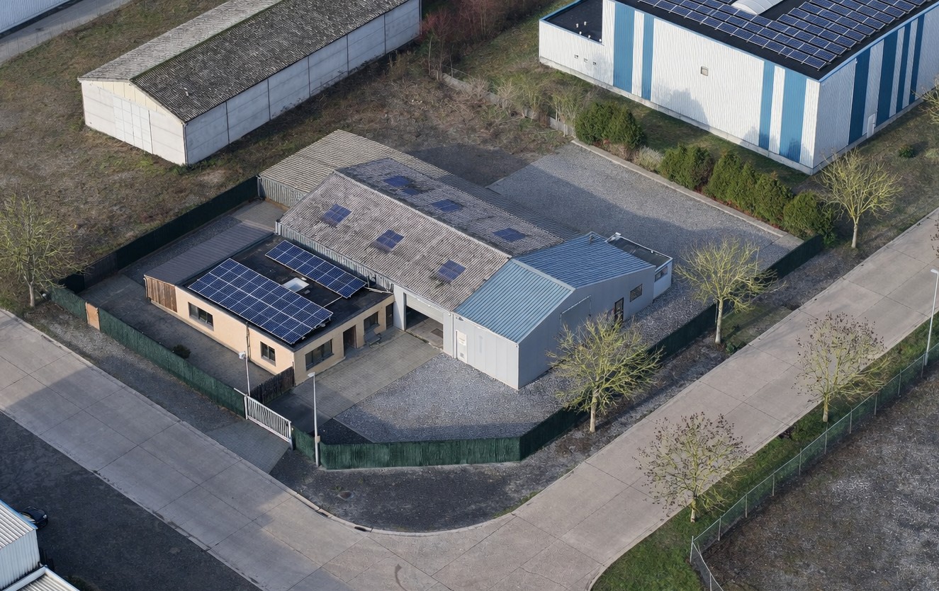Woning met bedrijfshal op volledig omheind perceel