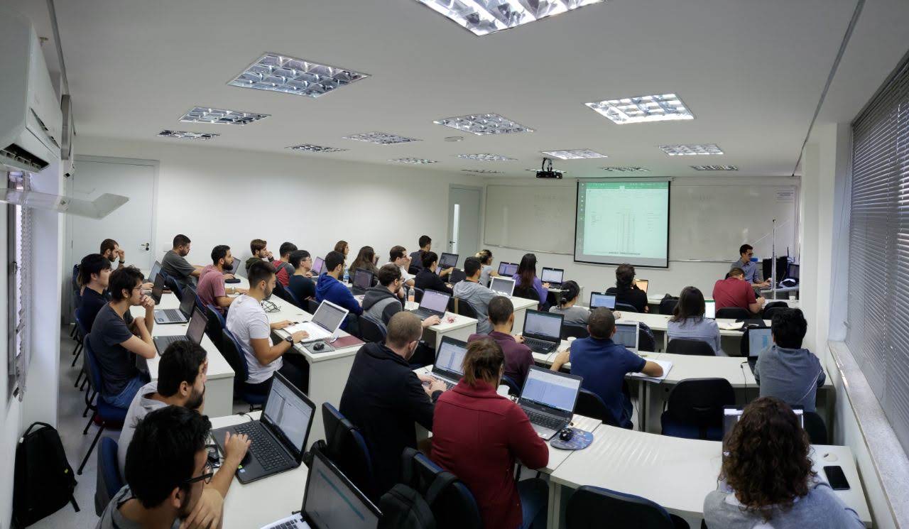 Alunos do EBP em aula de Excel