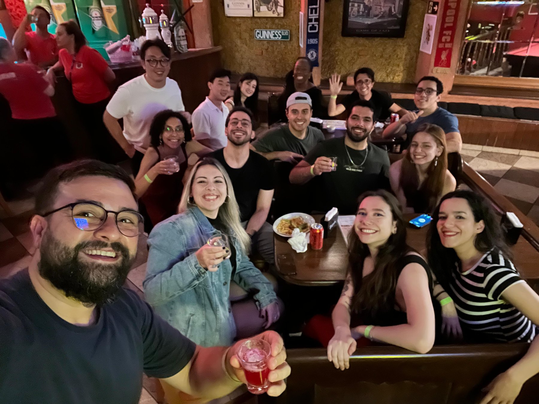 Alumni do BTC Club reunidos em um happy hour