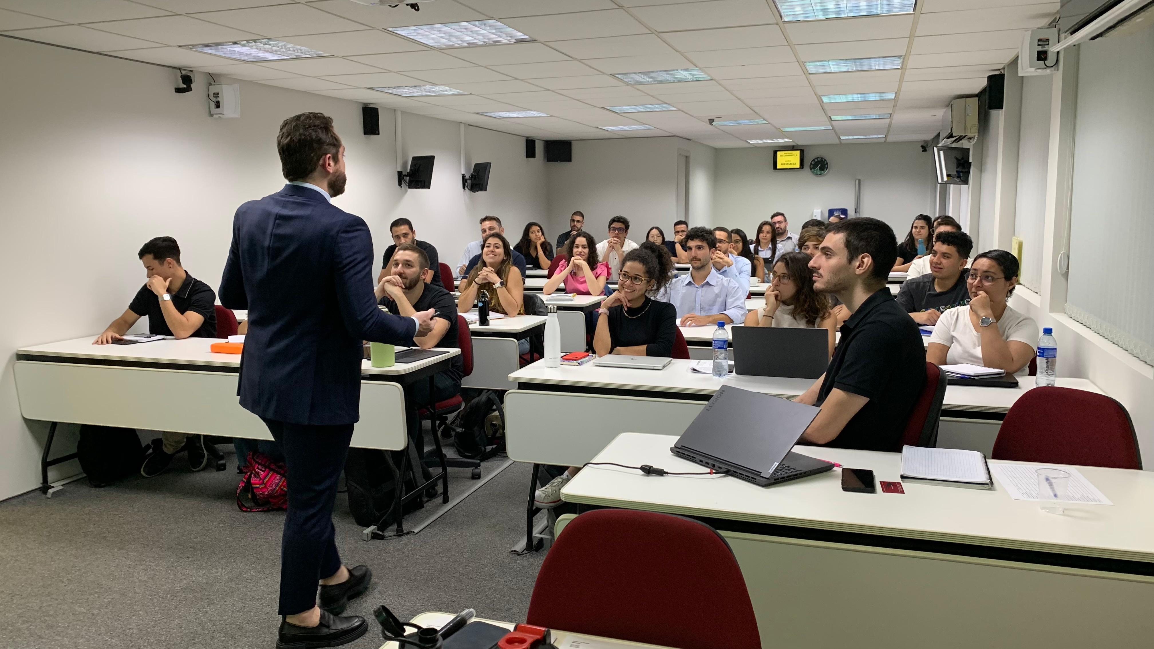 Instrutor da BTC em sala de aula com a turma