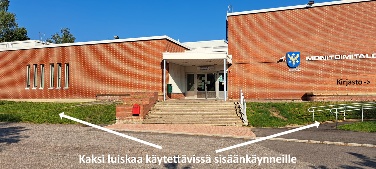 Kuvassa nuolilla osoitetaan luiskien paikat Mäntsälän Monitoimitalon sisäänkäynnin luona.