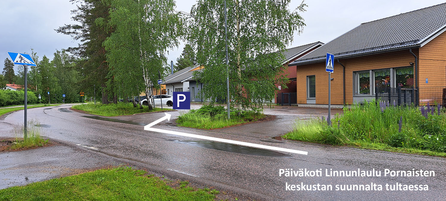 Päiväkoti Linnunlaulun parkkialueen sisäänajokäänne.