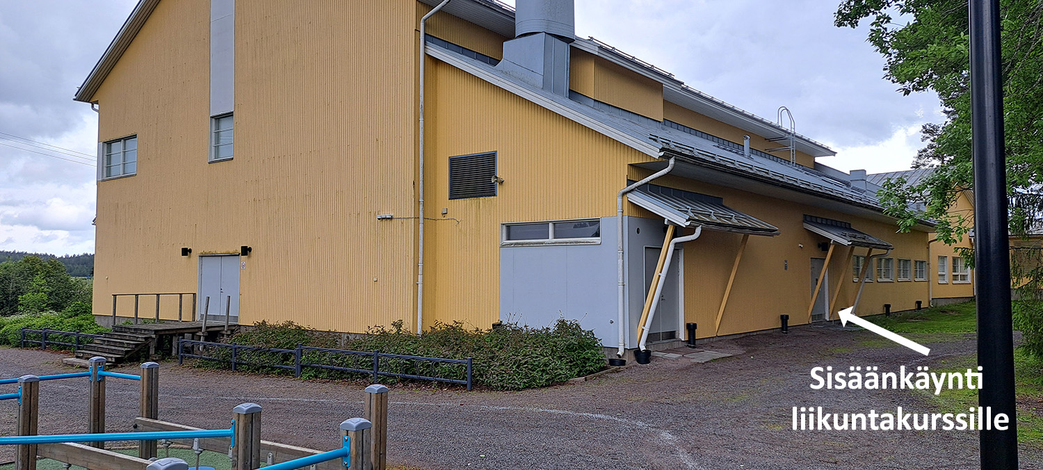 Nuoli osoittaa oveen, josta on sisäänkäynti liikuntakurssille.