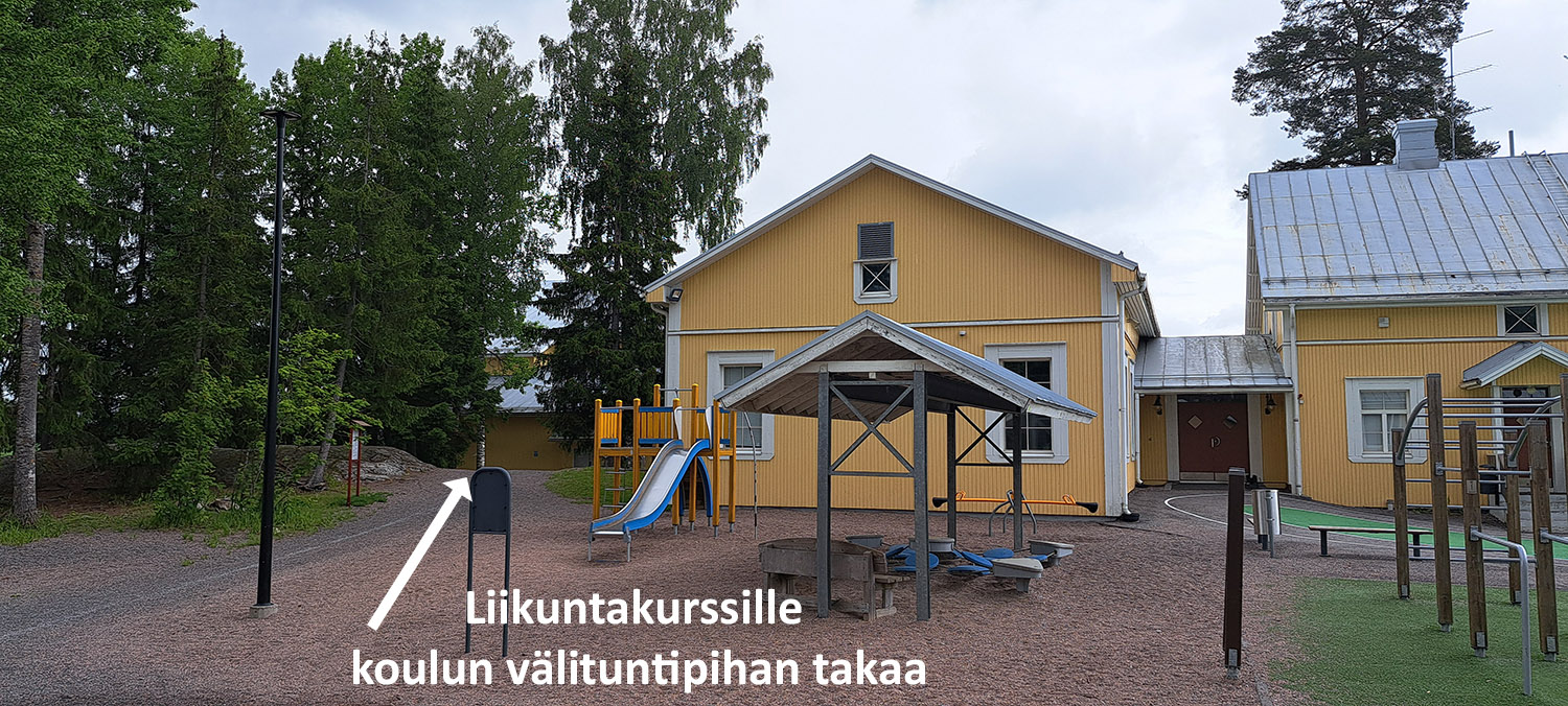 Nuoli osoittaa liikuntakurssin sisäänkäynnin suuntaan koulun välituntipihan takaa.