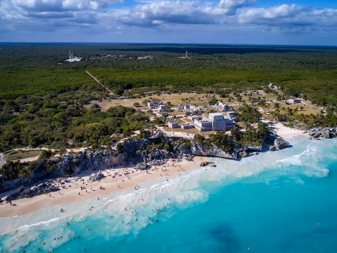 Vista de Playa Paraíso en Tulum con aguas turquesas del mar Caribe, un destino atractivo para invertir en Tulum.