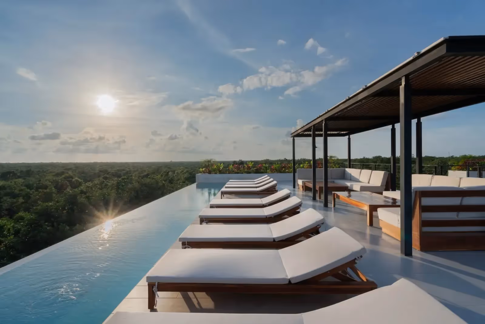 Vista del elegante rooftop de 525 Tulum, un espacio diseñado para disfrutar en la mejor zona para invertir en Tulum