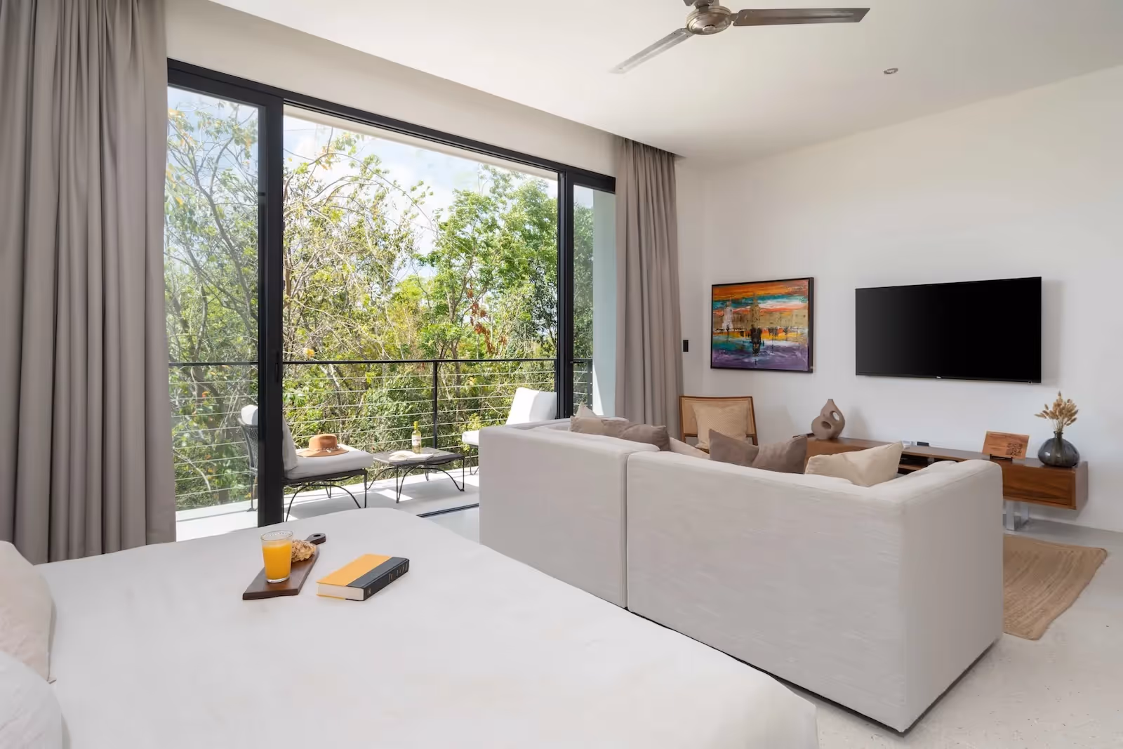 Interior moderno de un estudio en 525 Tulum, ideal para quienes buscan invertir en propiedades en Tulum listas para rentar