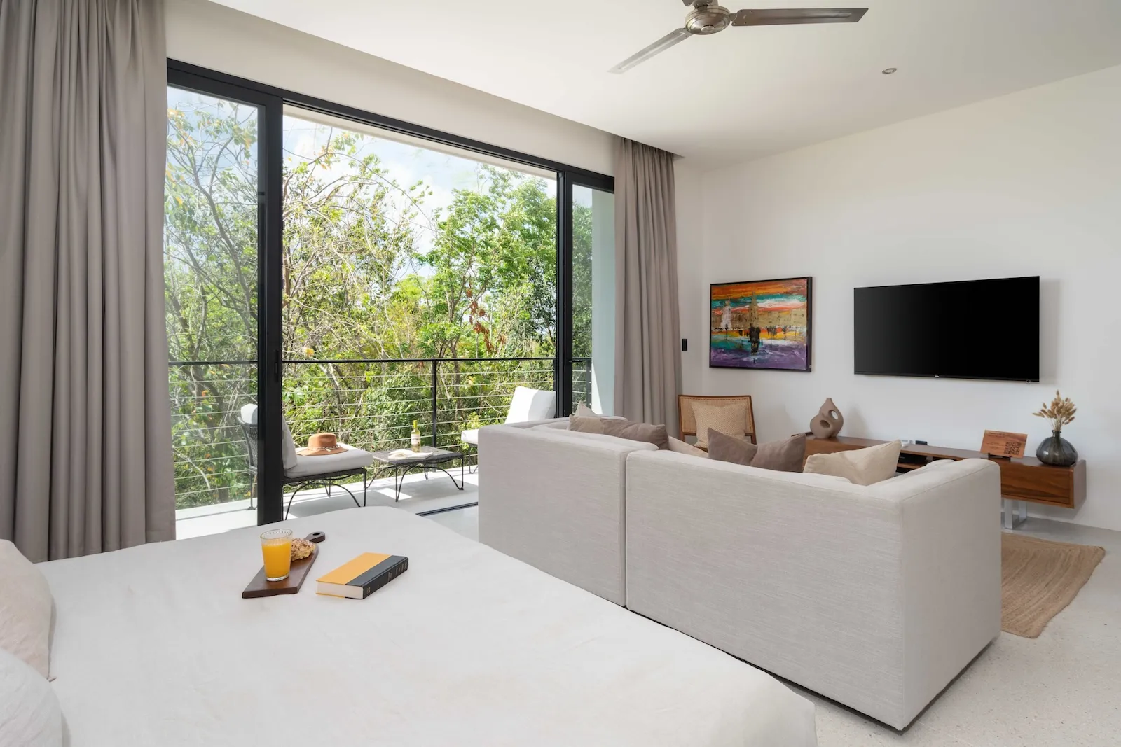 Interior moderno de un estudio en 525 Tulum, ideal para quienes buscan invertir en propiedades en Tulum listas para rentar