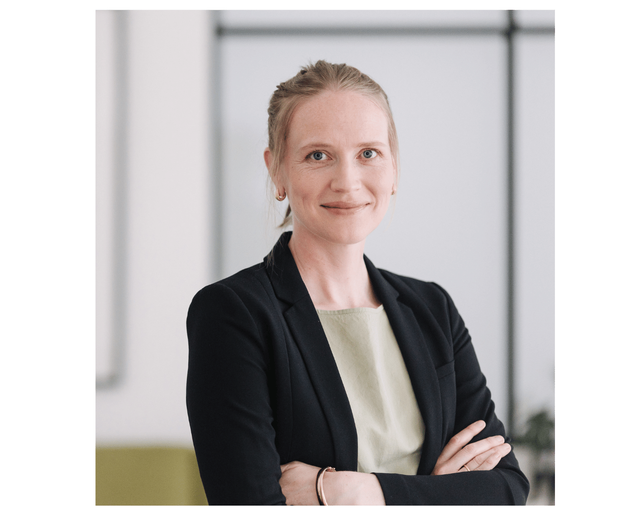 Porträt von Charlotte Carnehl Associated Senior Consultant bei Julia Reis Consulting. Sie hat blonde Haare, trägt ein dunkles Oberteil und lächelt in die Kamera