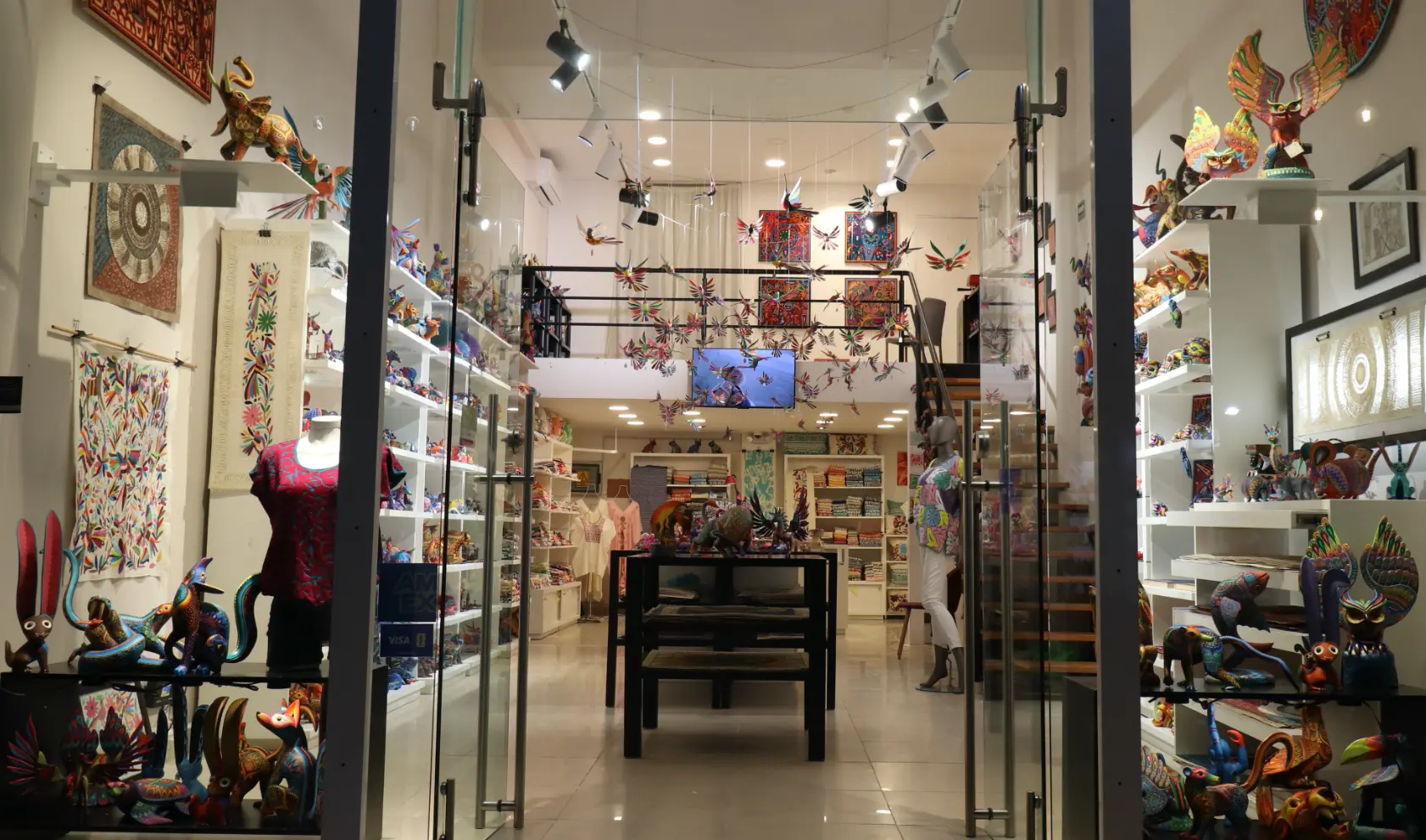 Fachada e interior de la galería de arte y artesanía mexicana Sol Jaguar.