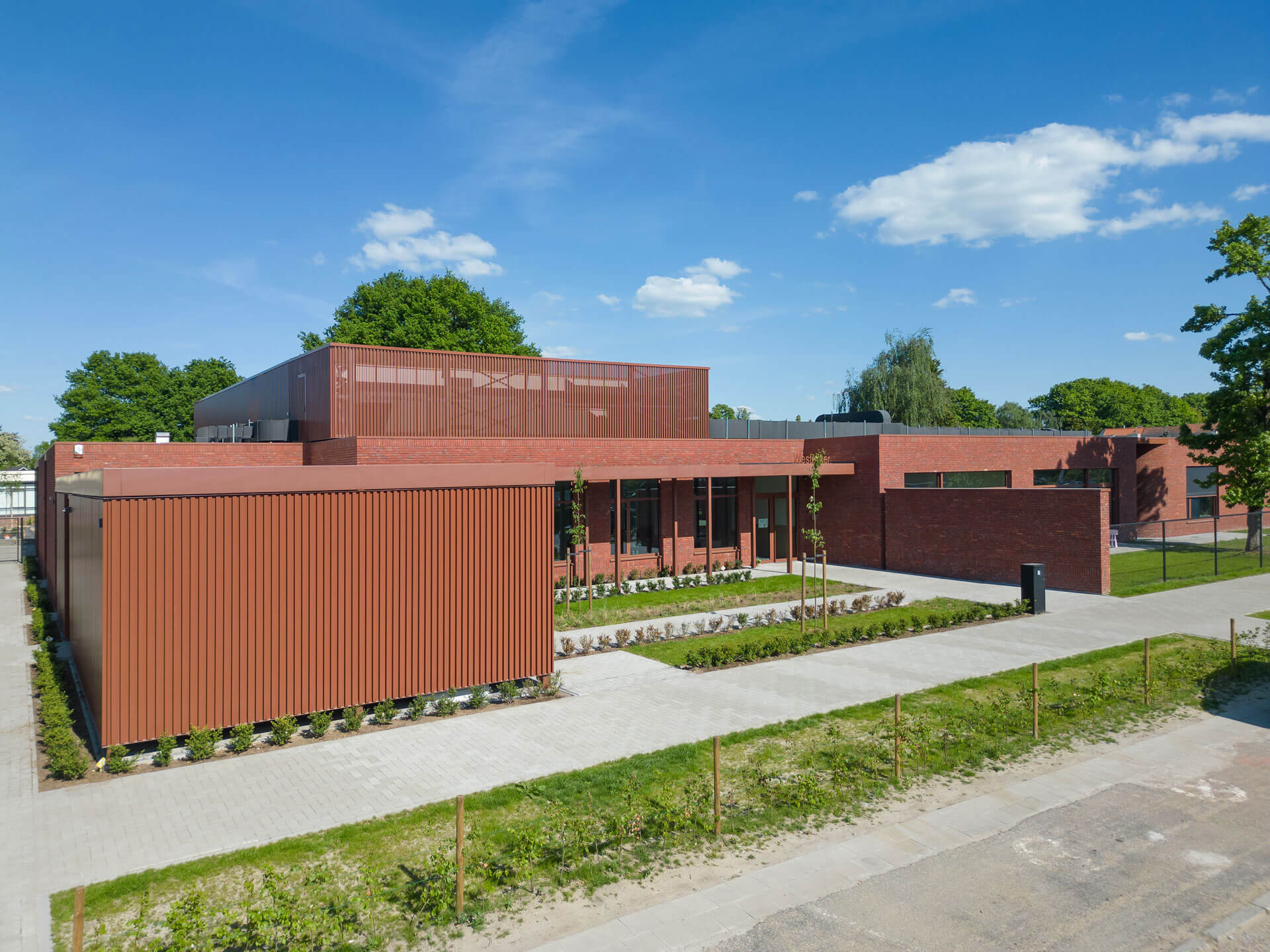 BOND. Architectuur - Publiek - Beringen - Nieuwbouw kleuterschool en turnzaal