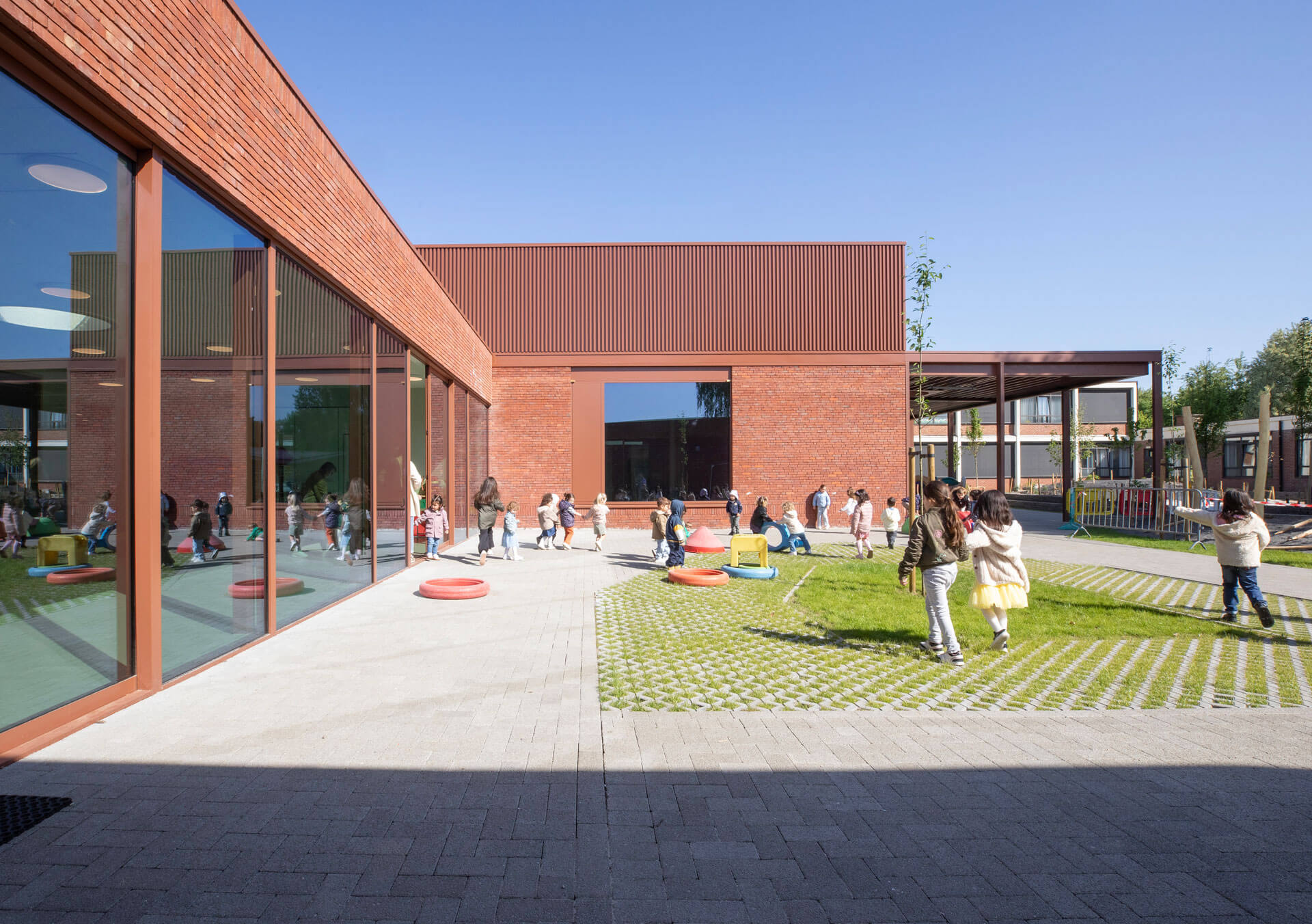 BOND. Architectuur - Publiek - Beringen - Nieuwbouw kleuterschool en turnzaal