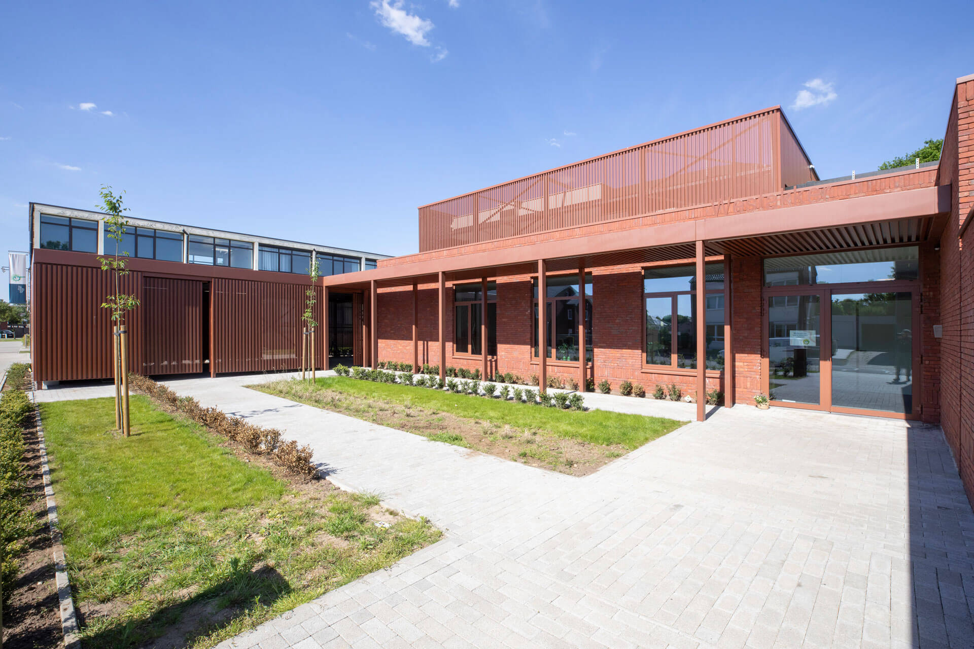 BOND. Architectuur - Publiek - Beringen - Nieuwbouw kleuterschool en turnzaal