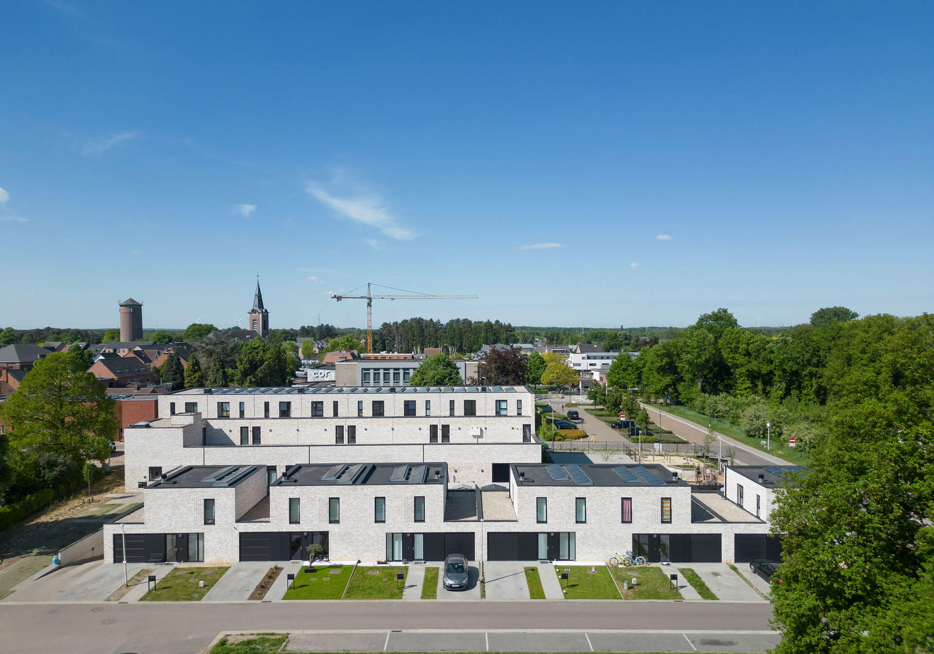 BOND. Architectuur - Huisvesting en Publiek - Koersel - buitenschoolse kinderopvang en 14 sociale woningen