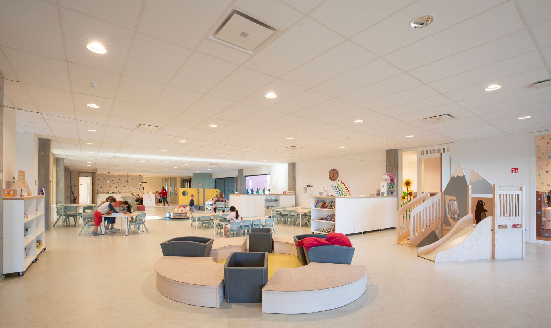BOND. Architectuur - Huisvesting en Publiek - Koersel - buitenschoolse kinderopvang en 14 sociale woningen