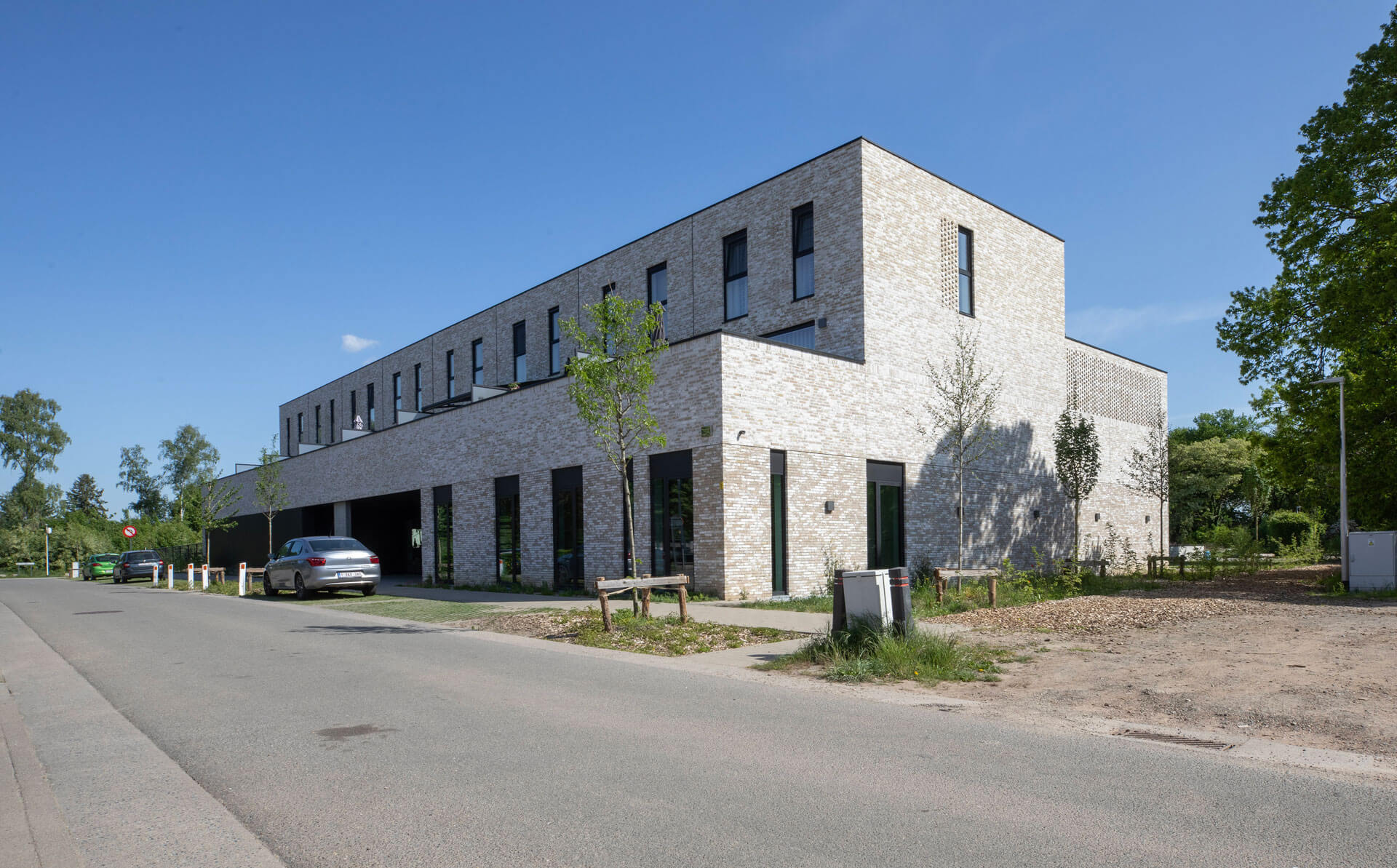 BOND. Architectuur - Huisvesting en Publiek - Koersel - buitenschoolse kinderopvang en 14 sociale woningen