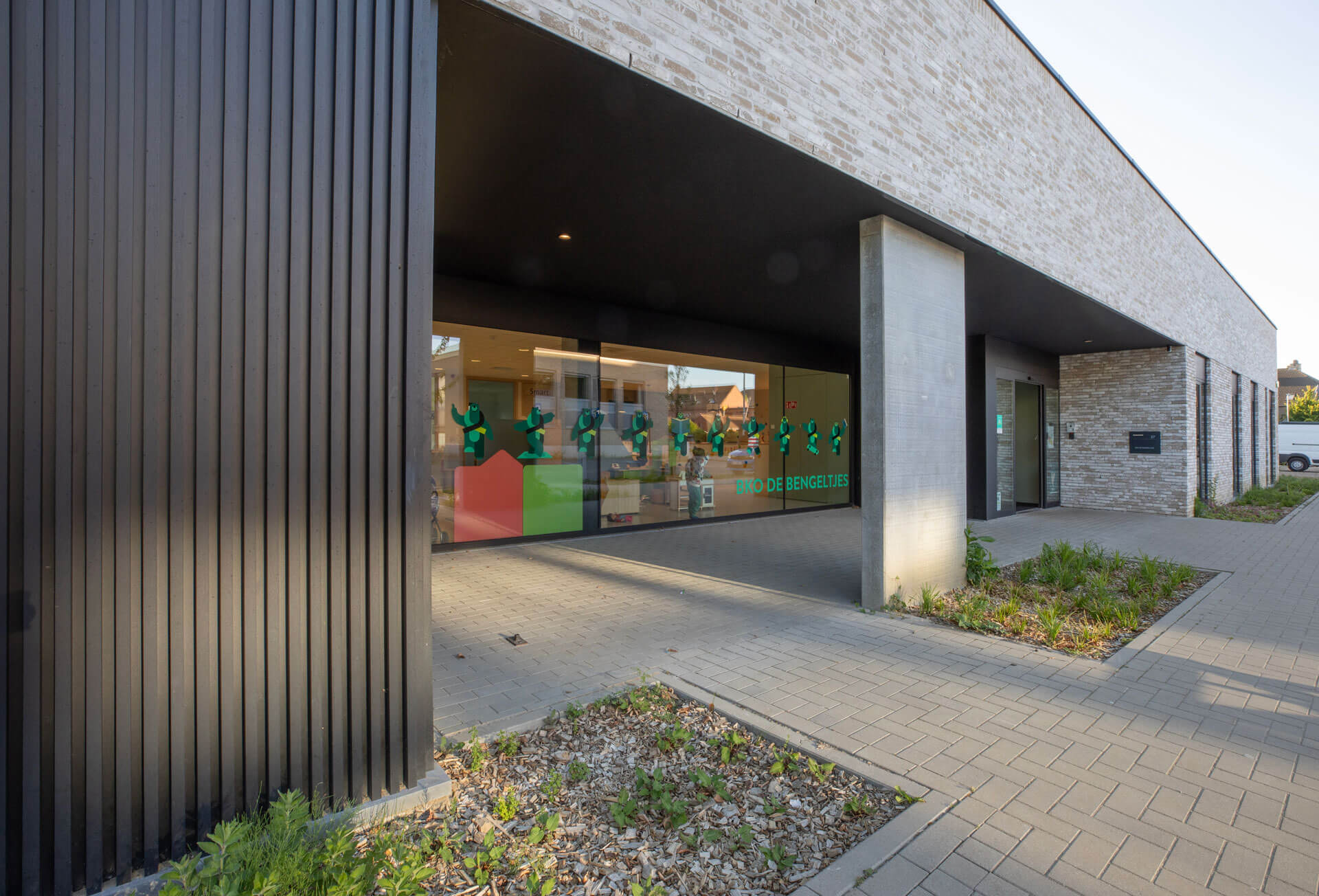 BOND. Architectuur - Huisvesting en Publiek - Koersel - buitenschoolse kinderopvang en 14 sociale woningen