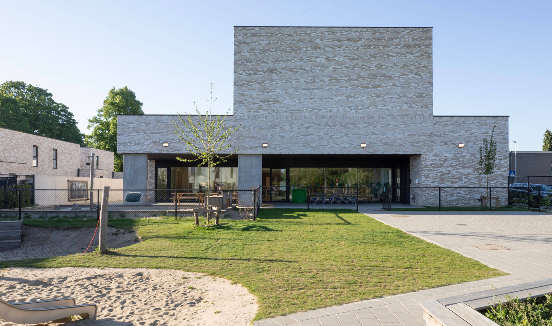 BOND. Architectuur - Huisvesting en Publiek - Koersel - buitenschoolse kinderopvang en 14 sociale woningen