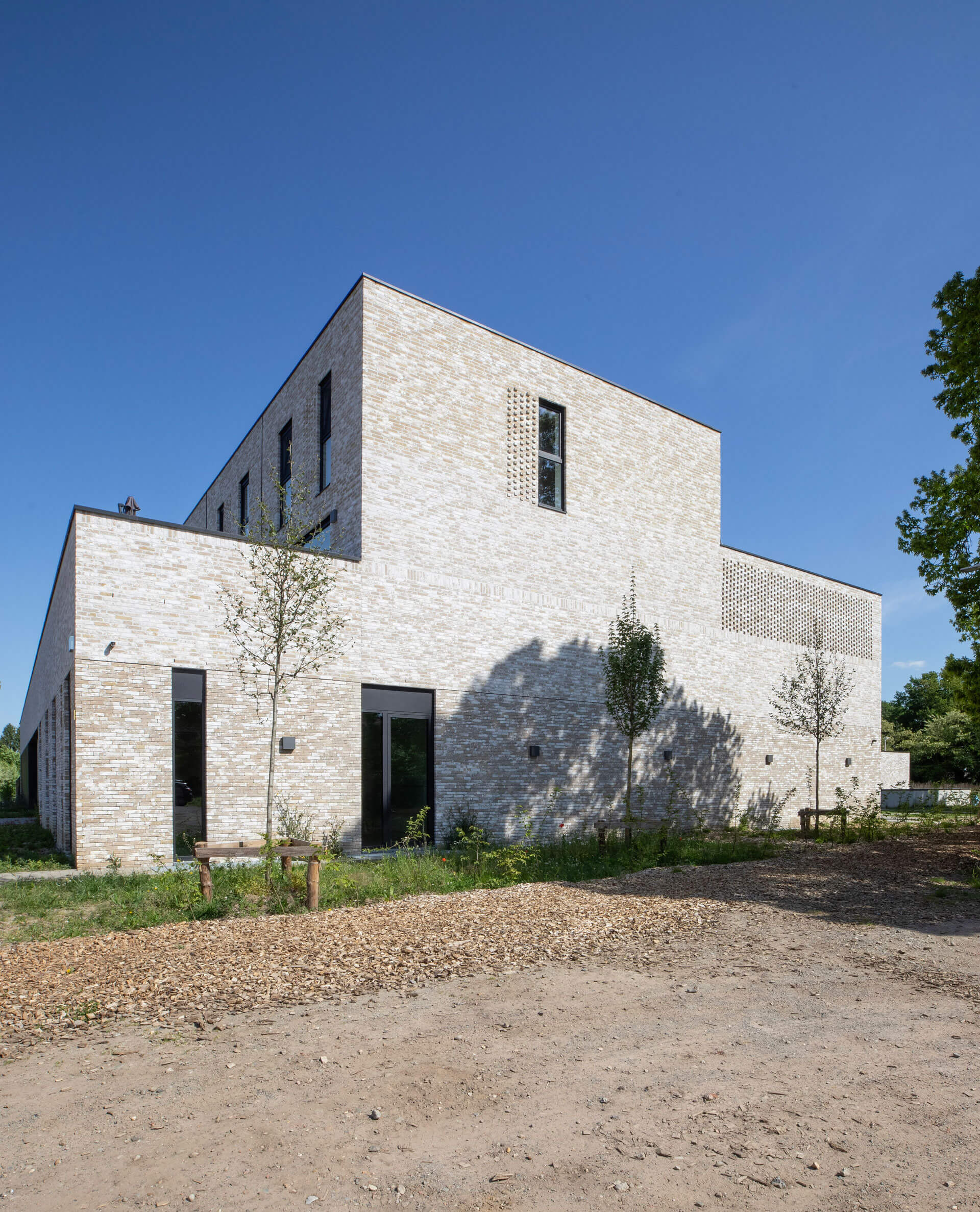 BOND. Architectuur - Huisvesting en Publiek - Koersel - buitenschoolse kinderopvang en 14 sociale woningen
