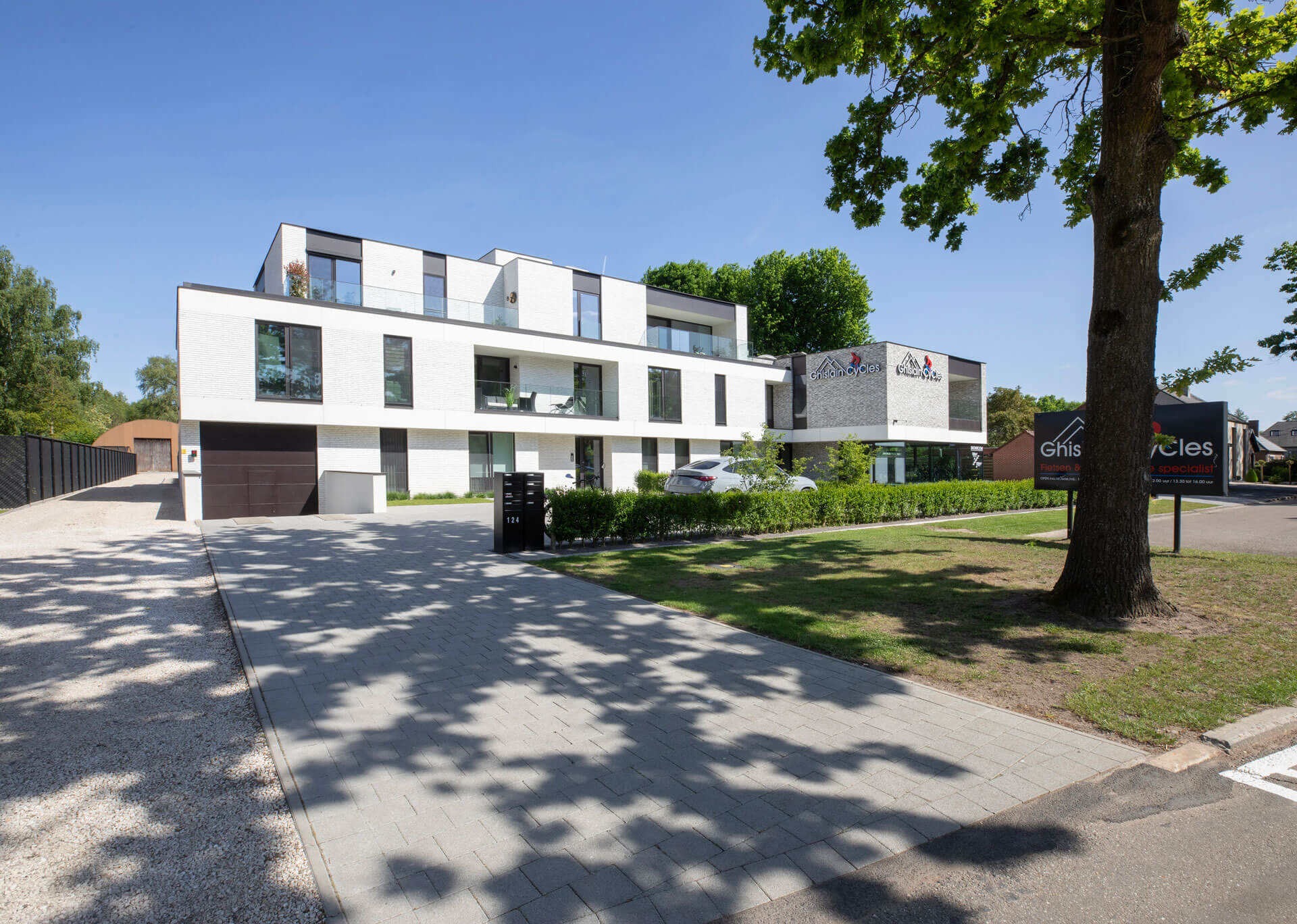 BOND. Architectuur - Huisvesting en Commercieel - Zolder - handelsruimte en 10 appartementen