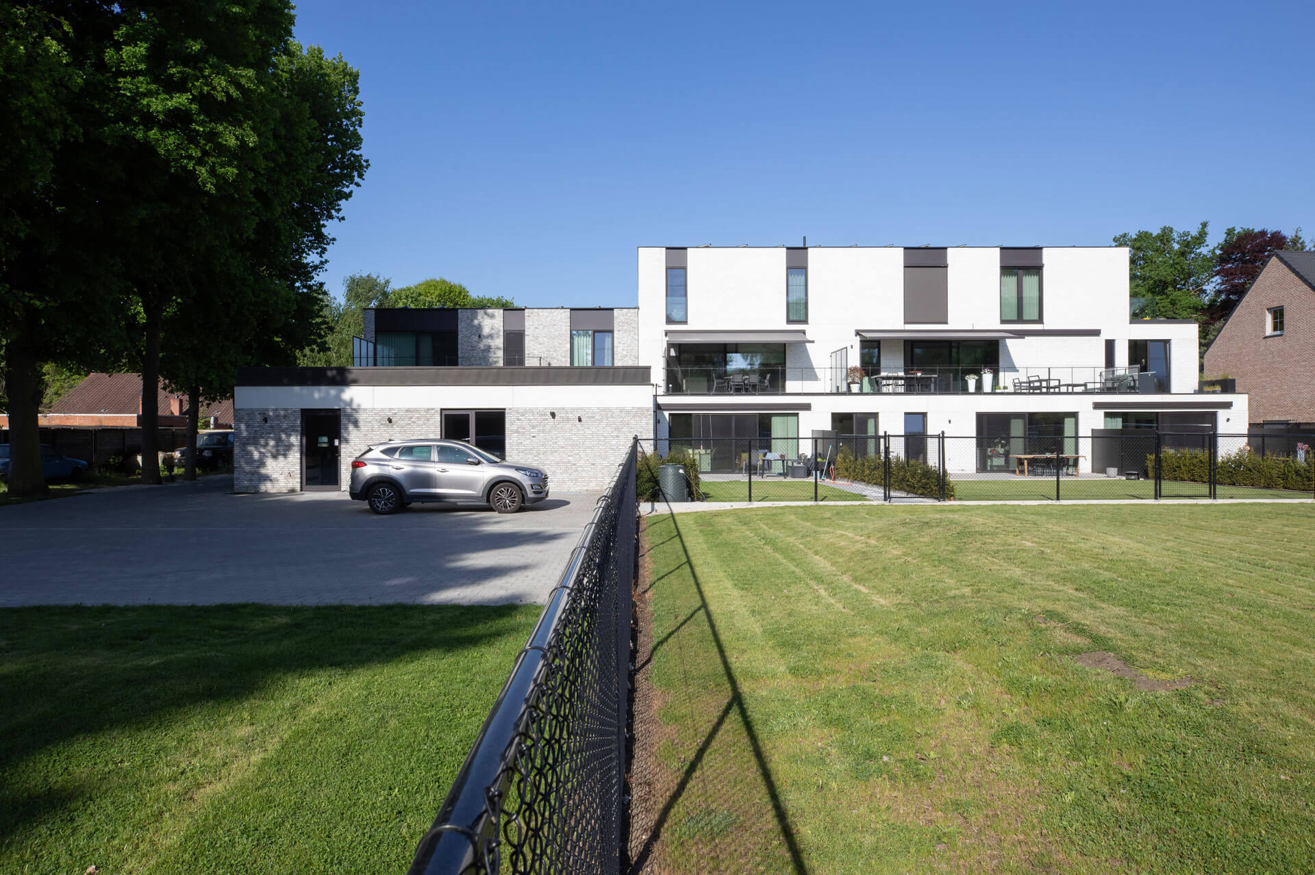 BOND. Architectuur - Huisvesting en Commercieel - Zolder - handelsruimte en 10 appartementen