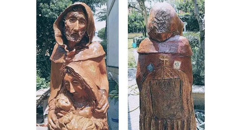A parte frontal e o verso da escultura de Luciano Capriotti