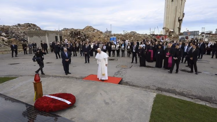 O Papa reza diante do memorial em homenagem às vítimas da explosão no porto de Beirute