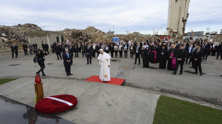 O Papa reza diante do memorial em homenagem às vítimas da explosão no porto de Beirute