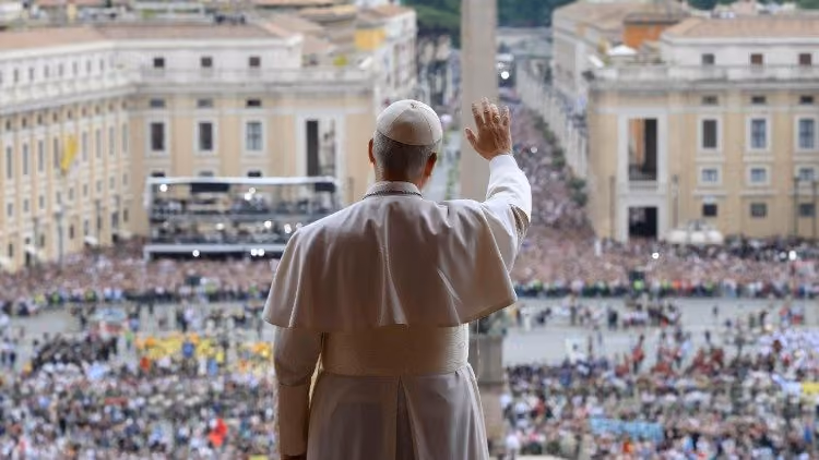 O Papa Leão XIV abençoa a multidão na Praça São Pedro