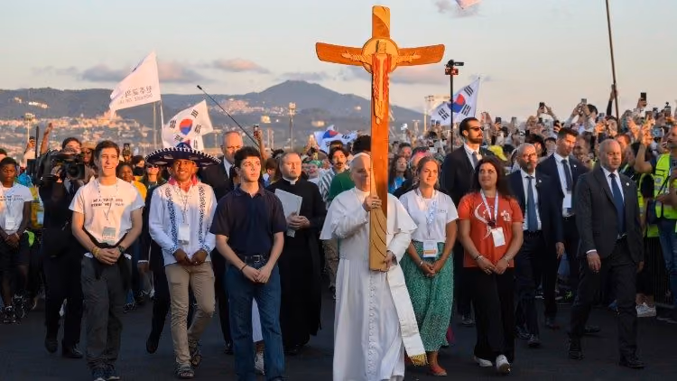 Leão carrega a cruz do Jubileu com jovens em Tor Vergata