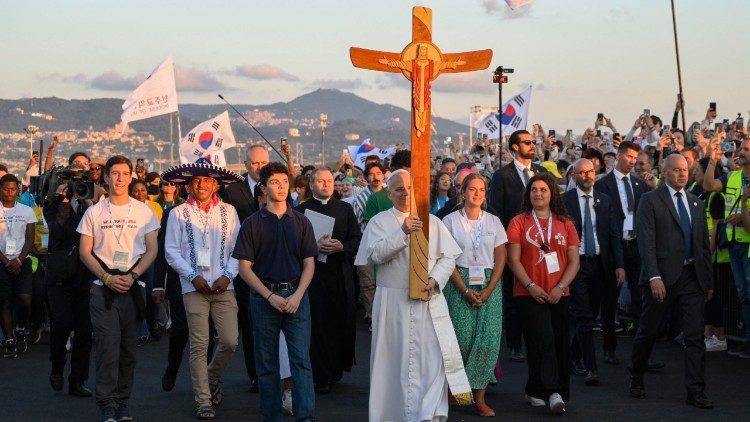 Leão carrega a cruz do Jubileu com jovens em Tor Vergata