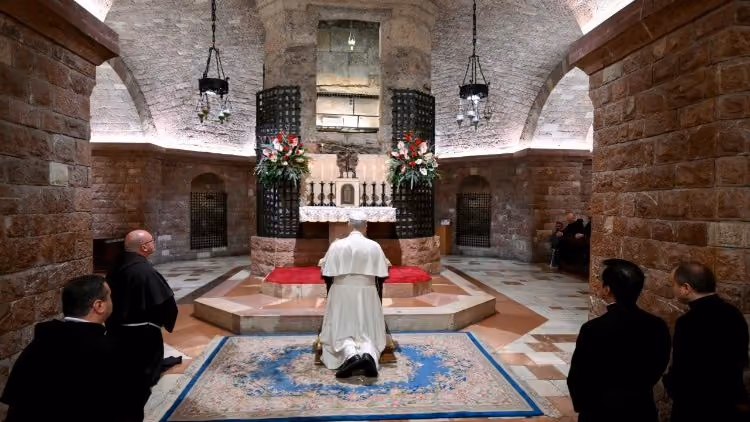 Leão XIV rezando no túmulo de São Francisco em Assis