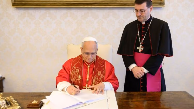 Leão XIV e o Arcebispo Paolo Rudelli, substituto da Secretaria de Estado.