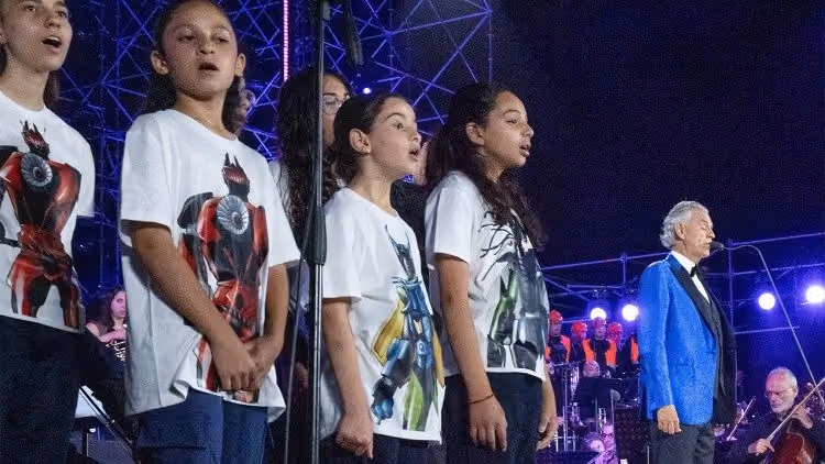 Registro de um concerto de Andrea Bocelli com as crianças e jovens do coro "ABF Voices"