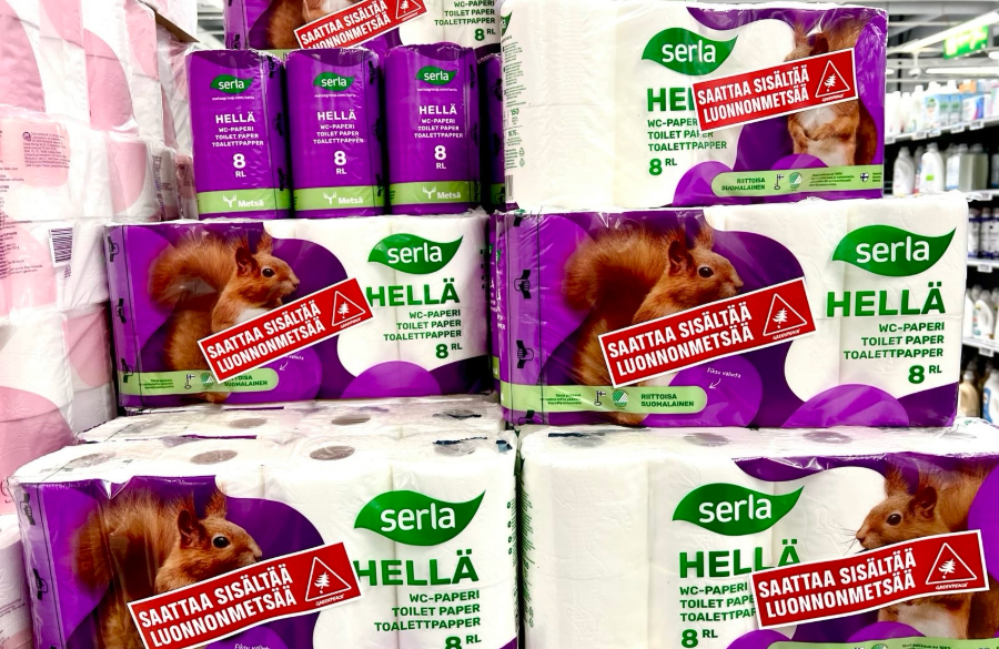 Greenpeacen aktivistit tarroittivat wc-paperipaketteja Helsingissä ja Jyväskylässä