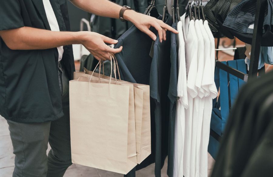 Joka neljäs suomalainen palkitsee itseään shoppailemalla