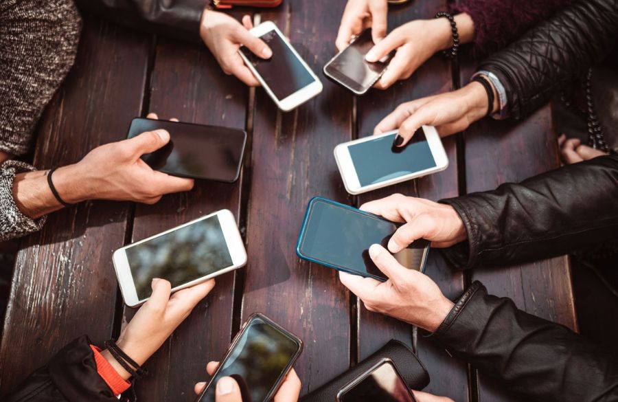 Näin suomen suurimmissa kunnissa käytetään kännykkää – maantieteelliset ja ikäryhmien erot suuria